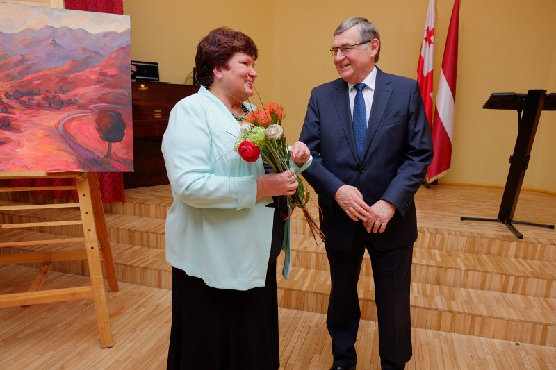 Gruzijas prezidents Georgijs Margvelašvili (Giorgi Margvelashvili) pasniedz Gruzijas Goda ordeni Latvijas Universitātes Akadēmiskās bibliotēkas direktorei Ventai Kocerei. LU Akadēmiskās bibliotēkas direktore Venta Kocere un 
LU mācību prorektors prof. Andris Kangro.