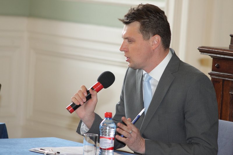 Latvijas Universitātes rektora amata pretendentu debates. Debašu vadītājs žurnālists Arnis Krauze.