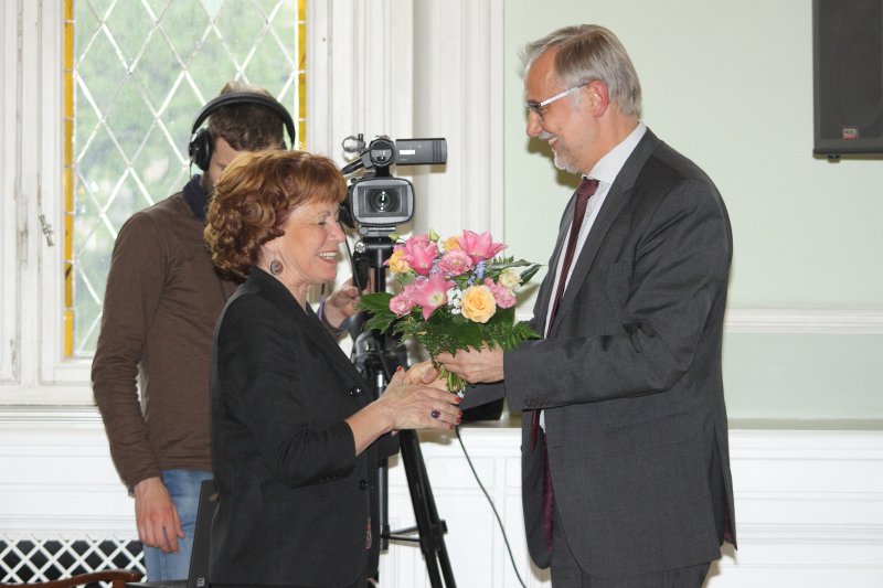 Tematiskais forums «Latvijas zinātnes smailes» un Jāņa Stradiņa gada grāmatas prezentācija. Latvijas Universitātes rektors Mārcis Auziņš sveic LU Akadēmiskā apgāda direktori Annu Šmiti.