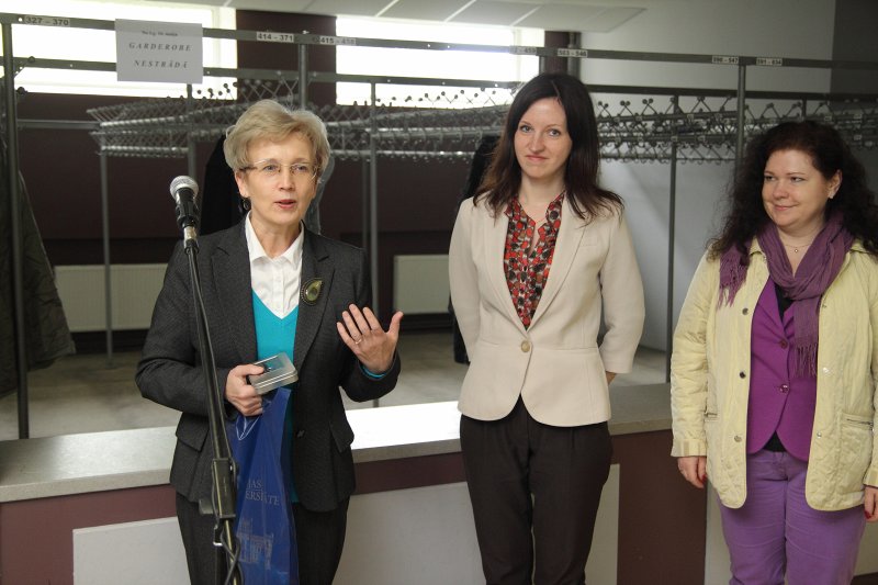 Vasaras auditoriju atklāšana Latvijas Universitātes Humanitāro zinātņu fakultātes pagalmā. LU Medicīnas fakultātes dekānes prof. Ingrīdas Rumbas-Rozenfeldes (pa kreisi) uzruna.