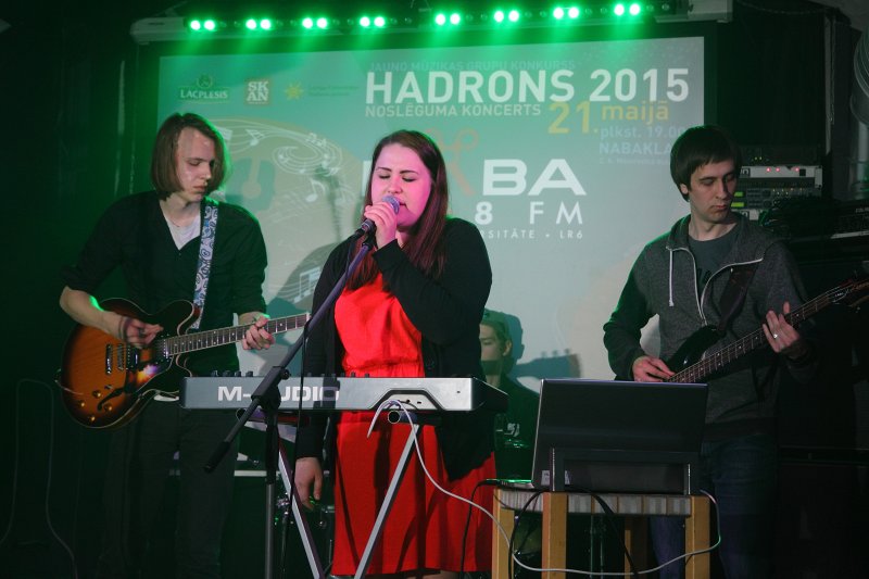 Latvijas Universitātes Jauno mūziķu konursa «Hadrons 2015» fināls klubā «Nabaklab». Grupa «TRIS».