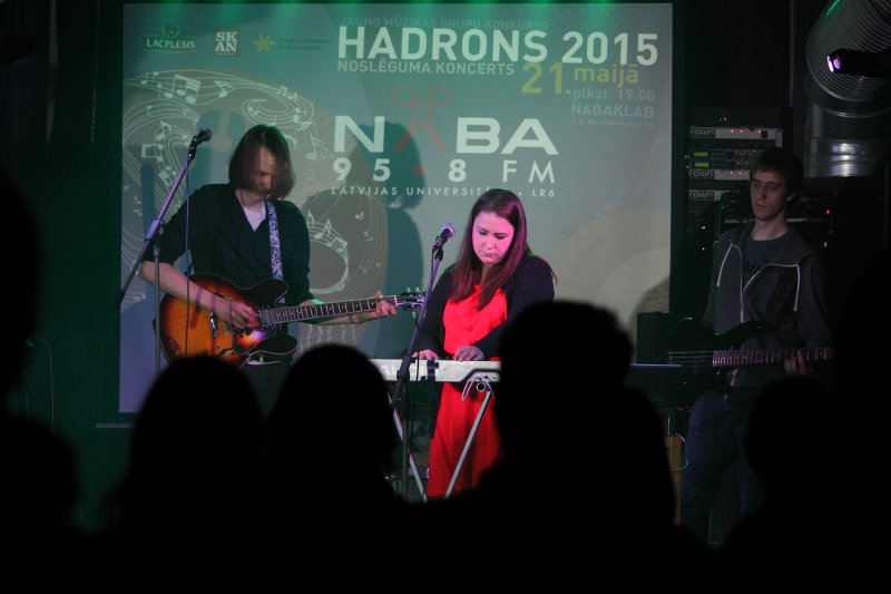 Latvijas Universitātes Jauno mūziķu konursa «Hadrons 2015» fināls klubā «Nabaklab». Grupa «TRIS».