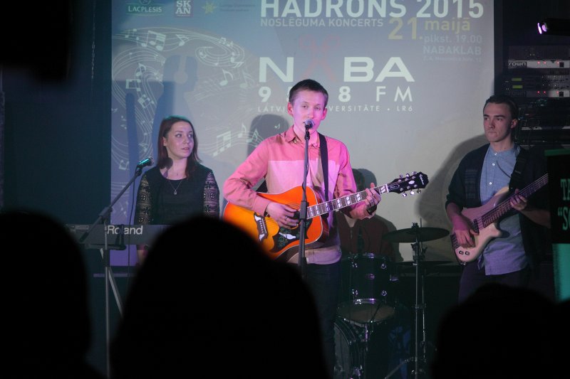 Latvijas Universitātes Jauno mūziķu konursa «Hadrons 2015» fināls klubā «Nabaklab». Grupa «Cilvēks sapņotājs».