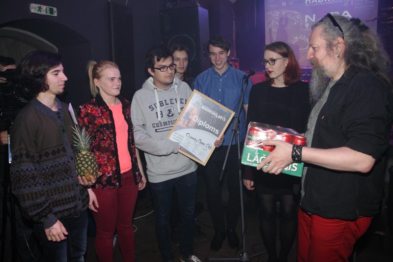Latvijas Universitātes Jauno mūziķu konursa «Hadrons 2015» fināls klubā «Nabaklab». Laureātu sumināšana. Klausītāju simpātijas balva - grupai «Chomsky Chess Club».