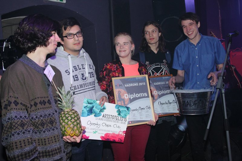 Latvijas Universitātes Jauno mūziķu konursa «Hadrons 2015» fināls klubā «Nabaklab». Laureātu sumināšana. Pirmā vieta un klausītāju simpātijas balva - grupai «Chomsky Chess Club».