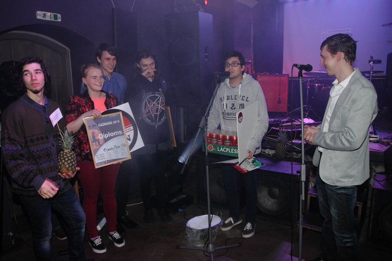 Latvijas Universitātes Jauno mūziķu konursa «Hadrons 2015» fināls klubā «Nabaklab». Laureātu sumināšana. Pirmā vieta un klausītāju simpātijas balva - grupai «Chomsky Chess Club».