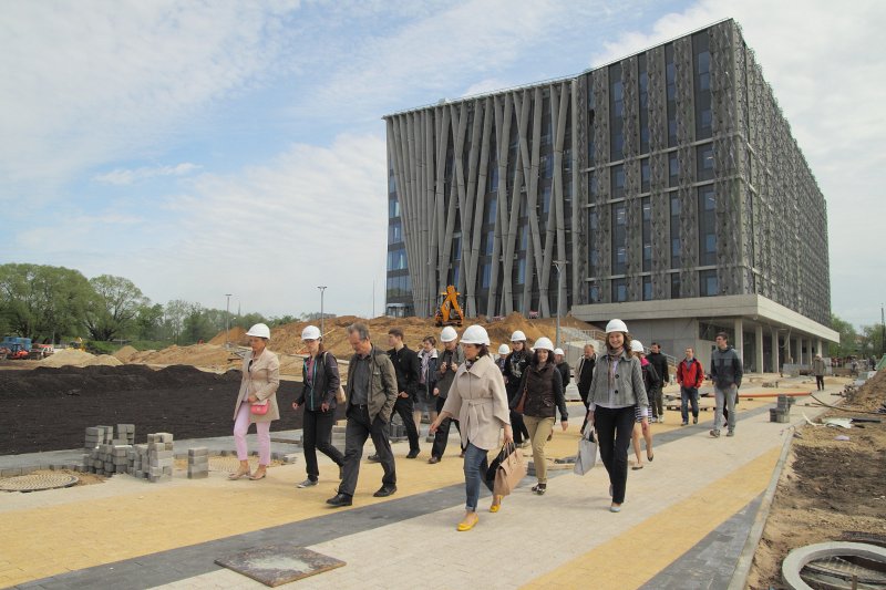 Latvijas Universitātes Dabaszinātņu akadēmiskā centra būvniecība Torņakalnā. LU Ķīmijas fakultātes darbinieku vizīte. null
