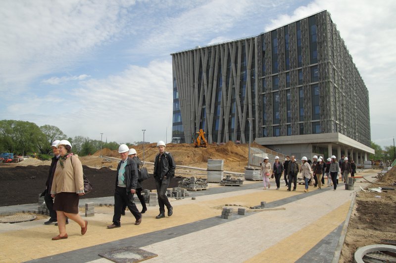 Latvijas Universitātes darbinieki apmeklē topošo Akadēmiskā centra Dabas māju. null