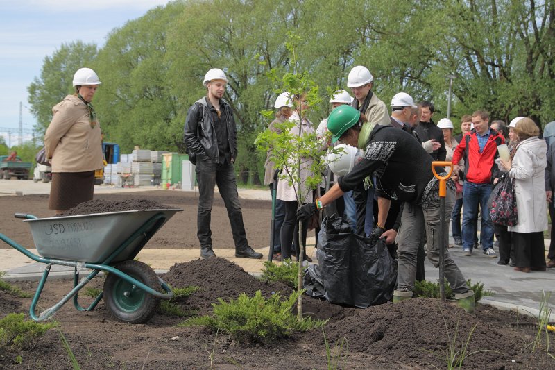 Latvijas Universitātes darbinieki apmeklē topošo Akadēmiskā centra Dabas māju. null