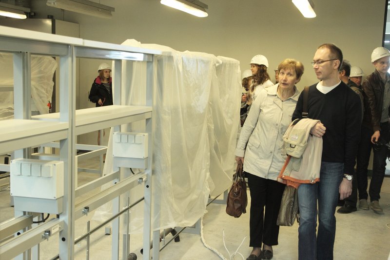 Latvijas Universitātes darbinieki apmeklē topošo Akadēmiskā centra Dabas māju. null