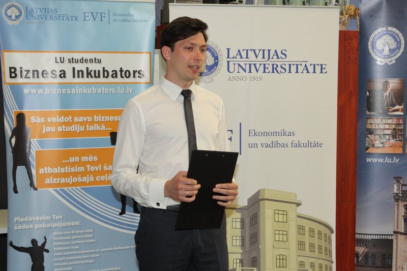 Programmas «Studenta uzņēmēja gars» uzvarētāju apbalvošana Latvijas Universitātes Ekonomikas un vadības fakultātes Biznesa inkubatorā. LU EVF Biznesa inkubatora vadītājs Mikus Losāns.