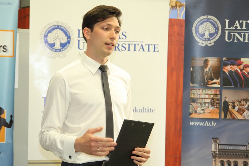 Programmas «Studenta uzņēmēja gars» uzvarētāju apbalvošana Latvijas Universitātes Ekonomikas un vadības fakultātes Biznesa inkubatorā. LU EVF Biznesa inkubatora vadītājs Mikus Losāns.