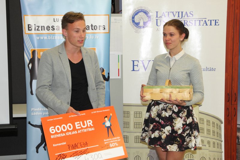 Programmas «Studenta uzņēmēja gars» uzvarētāju apbalvošana Latvijas Universitātes Ekonomikas un vadības fakultātes Biznesa inkubatorā. Biznesa idejas 
'Pinaceja' autori Aleksandrs Hrisanfovs un Violeta Jacenko.