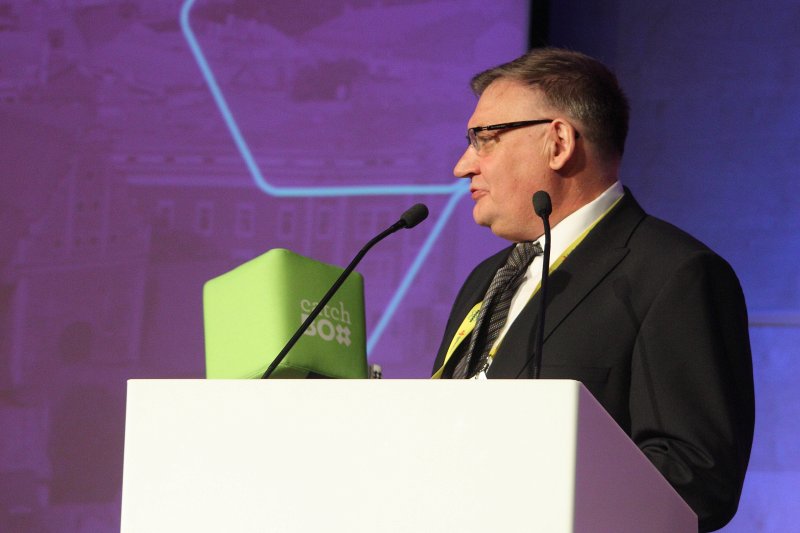 Starptautiskā konference «EuroNanoForum 2015». EuroNano 2015 konferences priekšsēdētājs Donats Erts demonstrē 'Catch Box' - metamos mikrofonus.