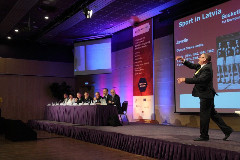 Starptautiskā konference «EuroNanoForum 2015». EuroNano 2015 konferences priekšsēdētājs Donats Erts demonstrē 'Catch Box' - metamos mikrofonus.