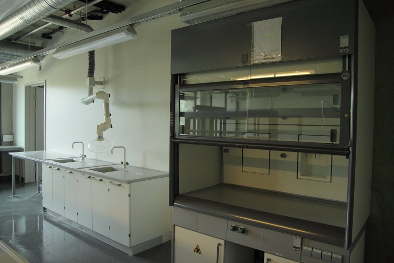 Latvijas Universitātes Dabaszinātņu akadēmiskā centra būvniecība Torņakalnā. Ķīmijas laboratorija. Velkmes skapis darbam ar kaitīgām vielām un laboratorijas galdi ar izlietnēm.