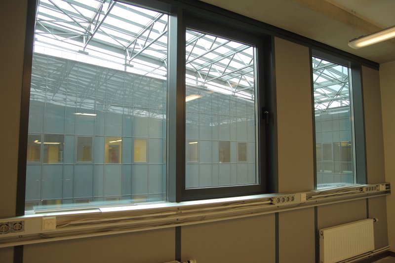 Latvijas Universitātes Dabaszinātņu akadēmiskā centra būvniecība Torņakalnā. Skats no biroja telpas uz iekšpagalmu.