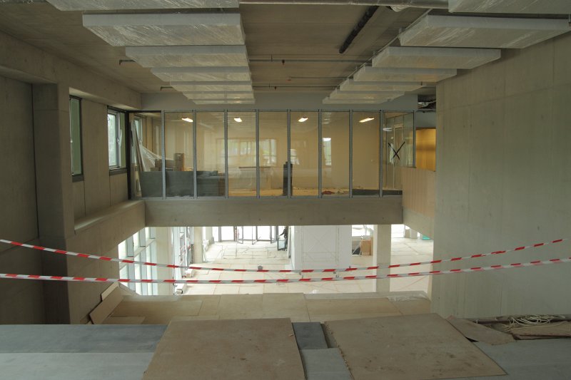 Latvijas Universitātes Dabaszinātņu akadēmiskā centra būvniecība Torņakalnā. Skats uz galveno ieeju 1. stāvā. Aiz stikla sienas - studentu biroja virtuve 2. stāvā.