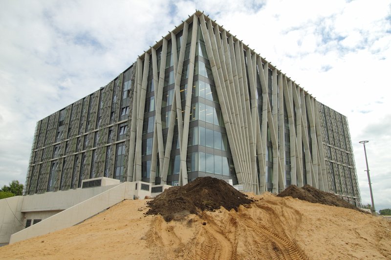 Latvijas Universitātes Dabaszinātņu akadēmiskā centra būvniecība Torņakalnā. Skats uz ēkas fasādi.