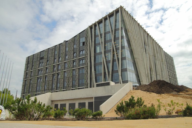 Latvijas Universitātes Dabaszinātņu akadēmiskā centra būvniecība Torņakalnā. Skats uz ēku. Daļa no apzaļumotās teritorijas.