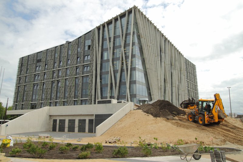 Latvijas Universitātes Dabaszinātņu akadēmiskā centra būvniecība Torņakalnā. Pēdējie teritorijas labiekārtošanas darbi.