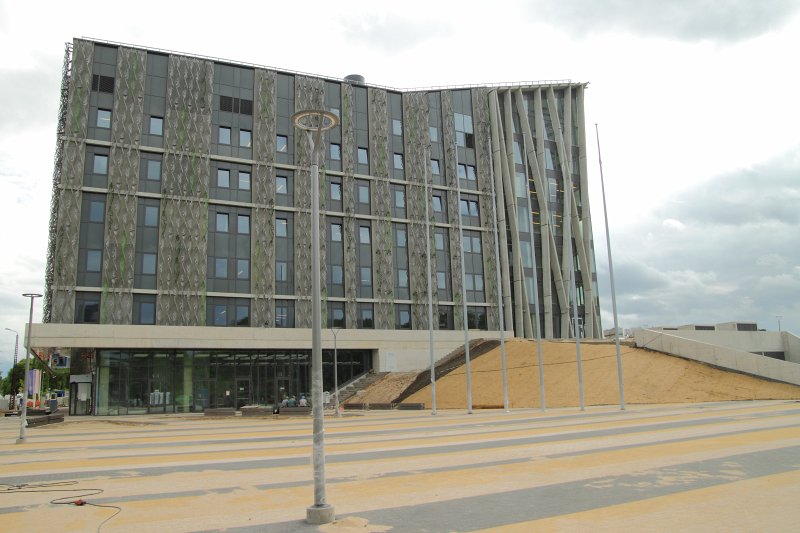 Latvijas Universitātes Dabaszinātņu akadēmiskā centra būvniecība Torņakalnā. Skats uz ēkas galveno ieeju.