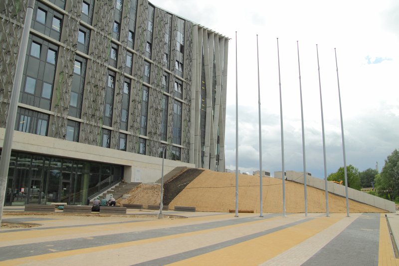 Latvijas Universitātes Dabaszinātņu akadēmiskā centra būvniecība Torņakalnā. Karogu masti pie ēkas.