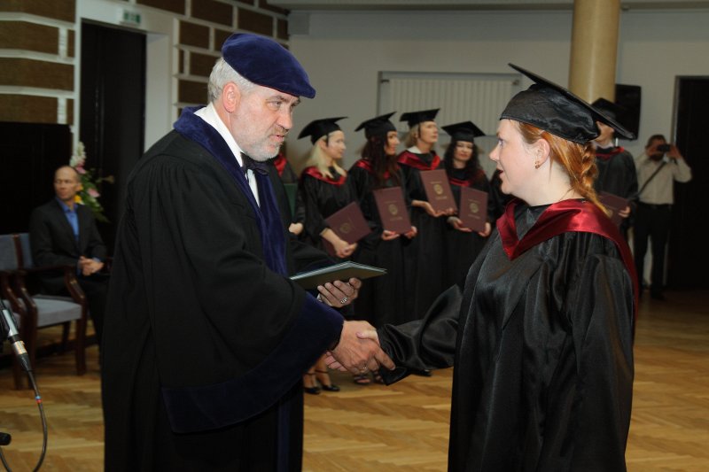 Latvijas Universitātes Pedagoģijas, psiholoģijas un mākslas fakultātes izlaidums. Dekāns Andris Grīnfelds pasniedz diplomu.