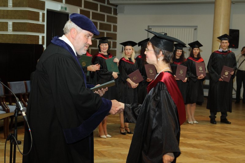 Latvijas Universitātes Pedagoģijas, psiholoģijas un mākslas fakultātes izlaidums. Dekāns Andris Grīnfelds pasniedz diplomu.