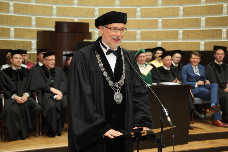 Latvijas Universitātes Datorikas fakultātes izlaidums. Rektors prof. Mārcis Auziņš.