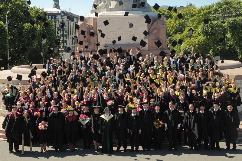 Latvijas Universitātes Datorikas fakultātes izlaidums. null