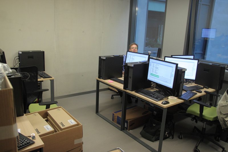 Labiekārtošanas darbi jaunuzceltajā Latvijas Universitātes Dabaszinātņu akadēmiskajā centrā Torņakalnā. Operētājsistēmas instalēšana uz apmēram 200 datoriem.