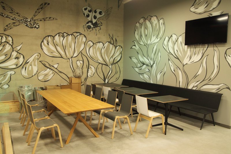 Labiekārtošanas darbi jaunuzceltajā Latvijas Universitātes Dabaszinātņu akadēmiskajā centrā Torņakalnā. Kafejnīca ar mākslinieces Luīzes Avotiņas sienas gleznojumiem.