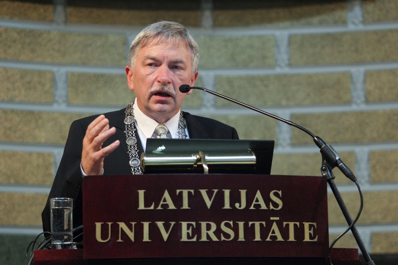 Latvijas Universitātes darbinieku sapulce. Latvijas Universitātes rektors prof. Indriķis Muižnieks.