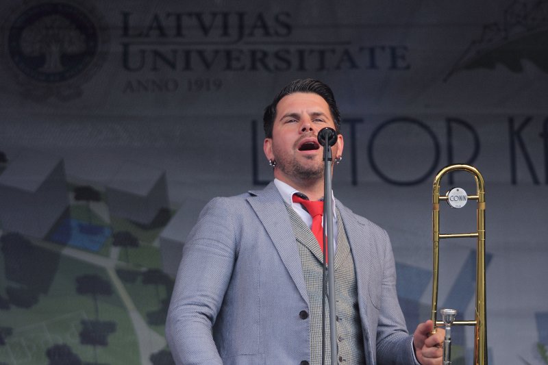 Jaunuzceltā Latvijas Universitātes Dabaszinātņu akadēmiskā centra Torņakalnā atklāšana. Dziedātājs Intars Busulis.