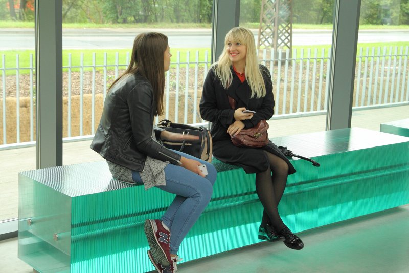Jaunuzceltā Latvijas Universitātes Dabaszinātņu akadēmiskā centra Torņakalnā atklāšana. Studentes uz Mākslinieka Ernesta vītiņa veidotā stikla sola.