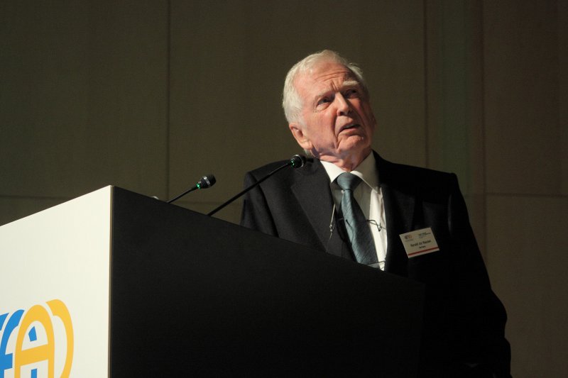 5. Eiro-Āzijas ārstu Dermatologu kongress (Latvijas Nacionālās bibliotēkas konferenču centrā). Prof. Haralds Curhauzens (Harald zur Hausen), 2008. gada Nobela prēmijas laureāts medicīnā.