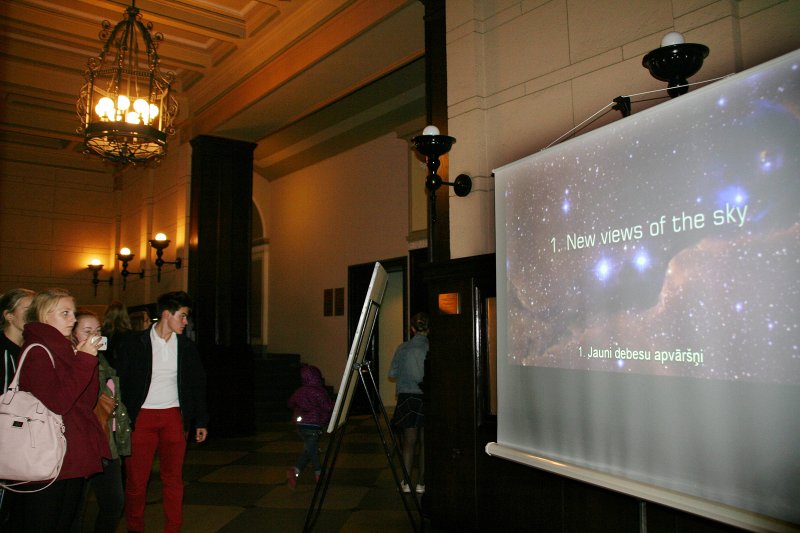 Zinātnieku nakts pasākums par tēmu «Gaisma» pie Latvijas Universitātes galvenās ēkas. null