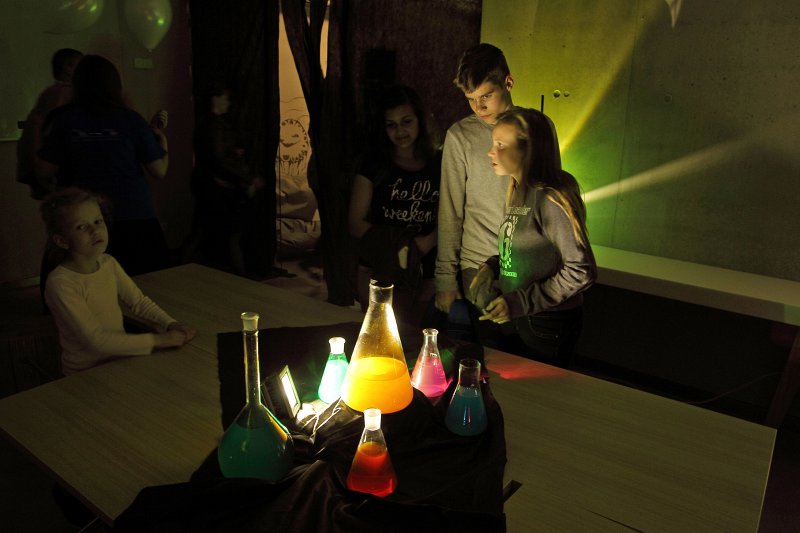 Zinātnieku nakts pasākums par tēmu «Gaisma» Latvijas Universitātes Dabaszinātņu akadēmiskajā centrā Torņakalnā. null
