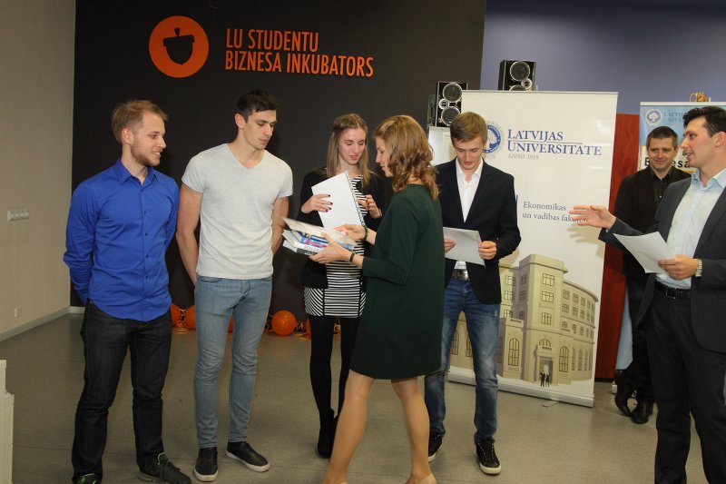 Latvijas Universitātes studentu Biznesa inkubatora 2014./2015.akadēmiskā gada biznesa inkubācijas sezonas noslēgums. 'Glance Box' komandas sveikšana.
