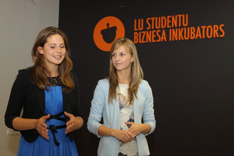 Latvijas Universitātes studentu Biznesa inkubatora 2014./2015.akadēmiskā gada biznesa inkubācijas sezonas noslēgums. Linda Sinka un Elīna Ingelande ('Learn IT').