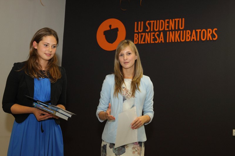 Latvijas Universitātes studentu Biznesa inkubatora 2014./2015.akadēmiskā gada biznesa inkubācijas sezonas noslēgums. Linda Sinka un Elīna Ingelande ('Learn IT').