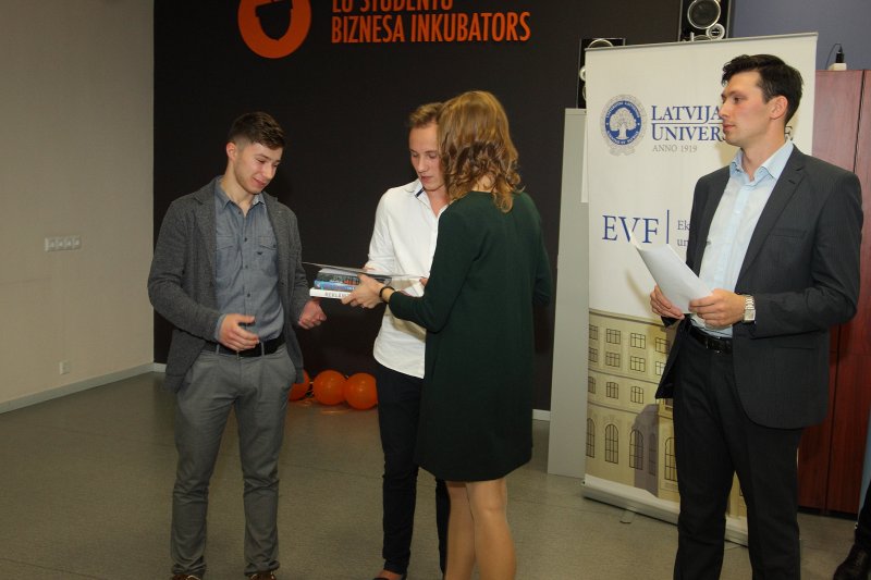 Latvijas Universitātes studentu Biznesa inkubatora 2014./2015.akadēmiskā gada biznesa inkubācijas sezonas noslēgums. 'Pinaceja' komandas sveikšana.