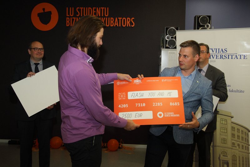 Latvijas Universitātes studentu Biznesa inkubatora 2014./2015.akadēmiskā gada biznesa inkubācijas sezonas noslēgums. Apakšveļas zīmols 'Fl*sh you&me' iegūst 2500 EUR profesionālas ražošanas uzsākšanai.