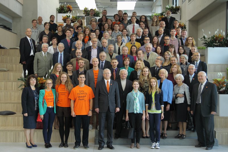 Latvijas Universitātes Fizikas un matemātikas fakultātes 75 gadu jubilejai veltīta konference
LU Dabaszinātņu akadēmiskajā centrā Torņakalnā. Konferences dalībnieku kopbilde.