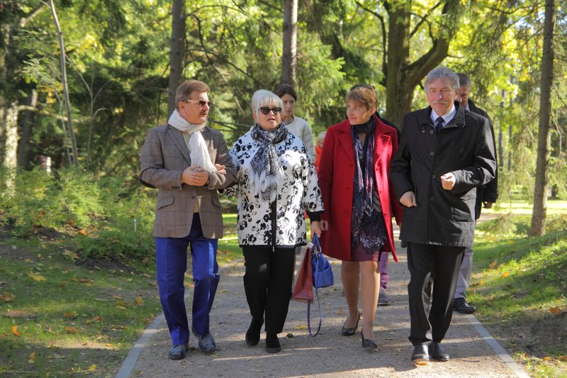 Mecenātu Ināras un Borisa Teterevu tikšanās ar Latvijas Universitātes rektoru un LU Botāniskā dārza pārstāvjiem. null