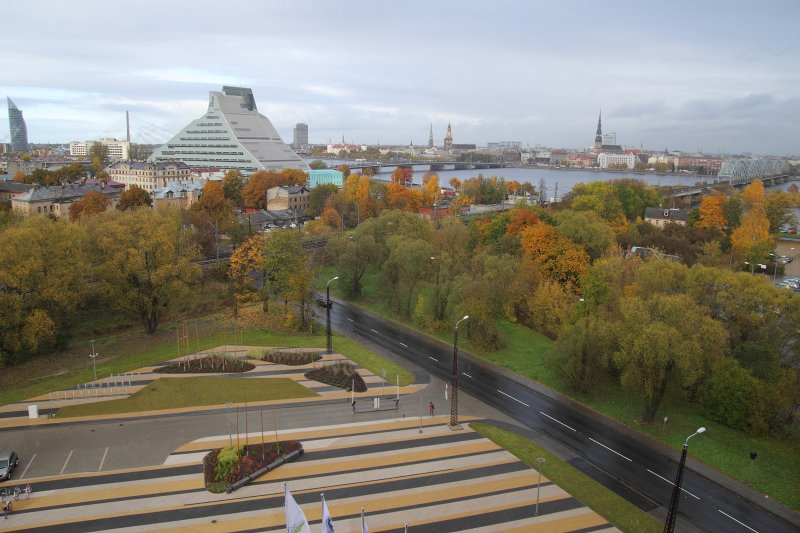 Latvijas Universitātes Dabaszinātņu akadēmiskais centrs Torņakalnā. Skats uz Rīgu no jumta. null