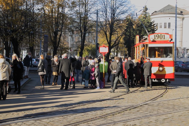 Vēsturiskās plāksnes par godu Latvijas Radio 90 gadu jubilejai atklāšana Radio ielā. null