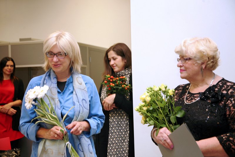 Latvijas Universitātes Tautas lietišķās mākslas studijas «Vāpe» 40 gadu jubilejas izstādes «Spēle. Spēles» atklāšana. Latvijas Universitātes prorektore prof. Ina Druviete (pa kreisi kreisās) un TLMS «Vāpe» vadītāja Helga Ingeborga Melnbārde.