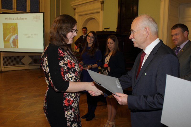 Latvijas Universitātes Fonda mecenātu stipendiātu sumināšana. LU Fonda valdes priekšsēdētājs prof. Ivars Lācis sveic
Saldus novada stipendijas 'Medusmaize'
saņēmēju
Madaru Miķelsoni.